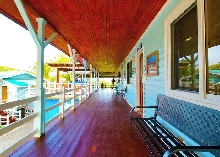Hotel And Dive Center Roatan Yacht Club